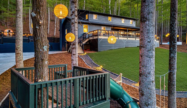 Ultimate 7BR Getaway. Sleep 20.Pickleball, Golf Sim, Arcade, Theatre, Sauna, Spa