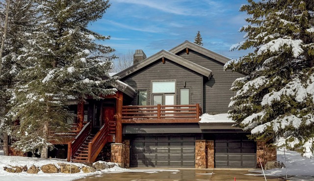Ultimate DV Rental Home! Free Shuttle! Sleeps 15, Hot Tub, Pool Table! 5 Star!
