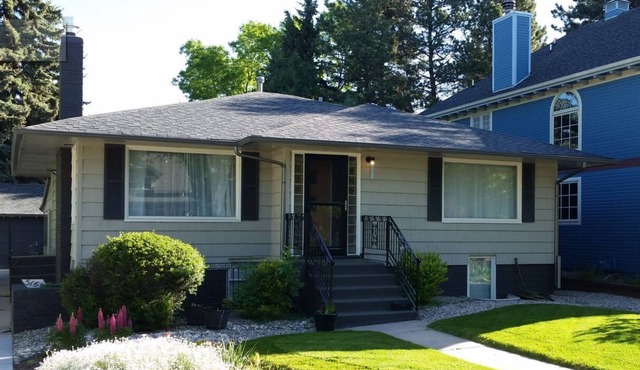 Ultimate Old Town Location! Mountain Avenue Gem