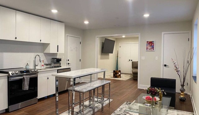 Unit 101 · Renovated, 1 mile from YALE!
