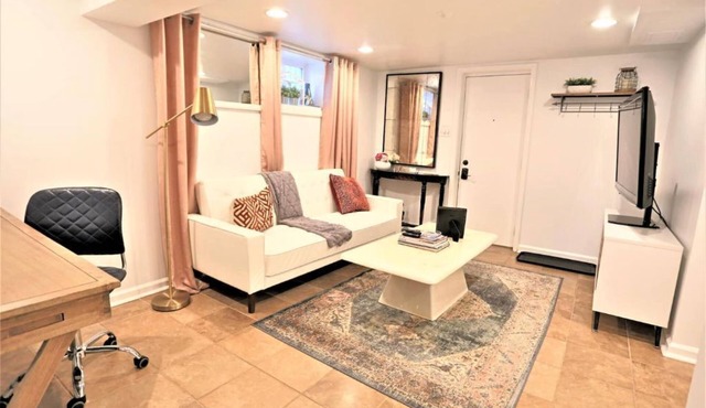 ★Unwind in style at modern inviting basement apartment DOWNTOWN★