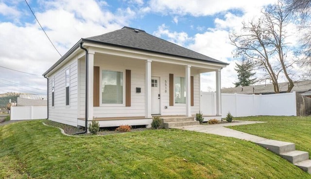 Updated Family Friendly Hillyard Gem NEW HOT TUB!