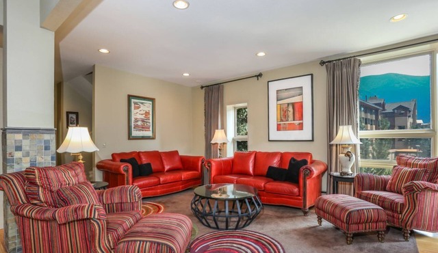 Upscale Comfort w/Stunning Views! Private Garage, free WiFi, Games, Porch Swing