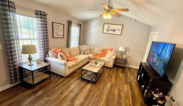 Vegeta's Den — Pet-Friendly Leland Retreat