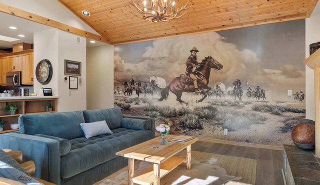 Walk to Downtown with Pool, Hot Tub + more access