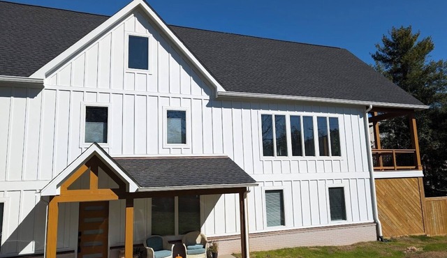 Walk to UVA,breweries, live music, restaurants, parking, fenced yard.