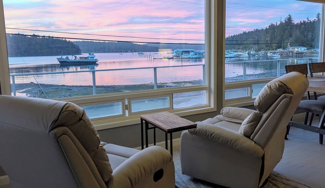 Waterfront Getaway on Cornet Bay Deception Pass. Relaxing Retreat Whidbey Island