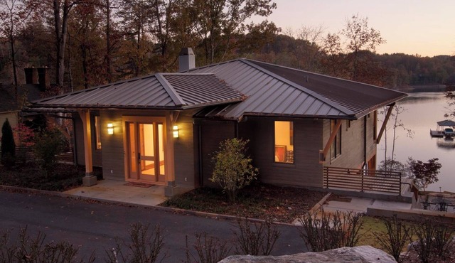 Waterfront Home on Lake Keowee! Amazing views & close to Clemson! EV charger!