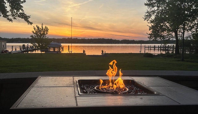 WATERFRONT, PIER, HOT TUB, FIRE TABLE, KAYAKS, AIR HOCKEY, 1 LEVEL