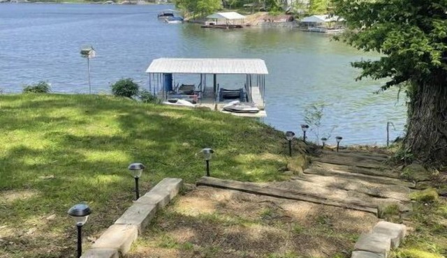 WATERFRONT Vacation! {3 bed 2 bath. Sleeps 13}