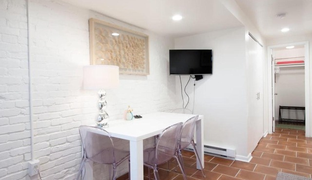 WELL-EQUIPPED STUDIO APT - WALK TO METRO SUBWAY