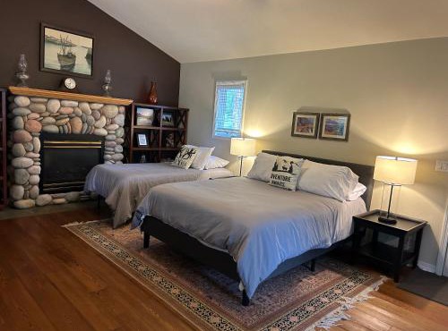 Whitefish Home, 3 BED 2 BATH, Sleeps 7, Hot Tub, AC