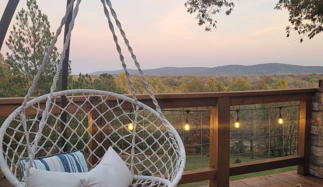 Winter escape! Winter/Christmas decor Dec - Jan near Shawnee National Forest!
