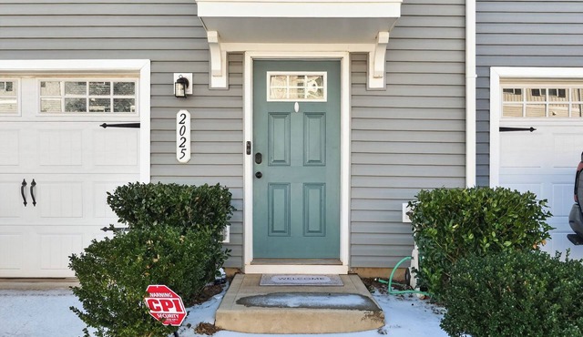 Wonderful 3-bedroom townhome in vibrant Charlotte suburb minutes from highways