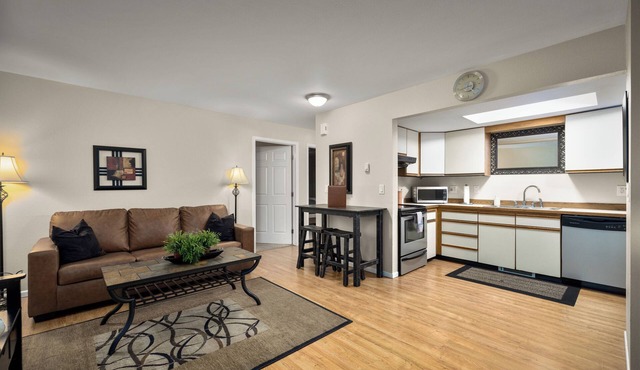 Wonderful downtown condo! 2 blocks to all shops and restaurants