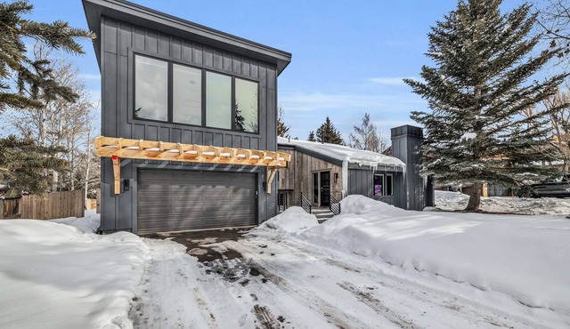 Wow factor, mountain views, private hot tub, fireplace, fire pit & walk to lifts