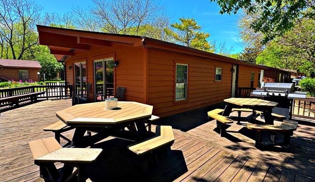 Your Poolside Cabin Escape | 8 ppl | IC6