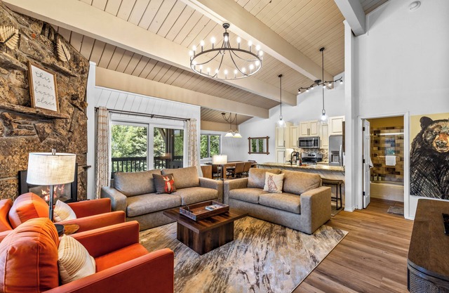 Expansive Condo! Walk to the Slopes! Winter Shuttle! Heated Pool & Hot Tub!