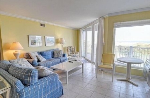 Open and Airy Oceanfront Unit with amazing views