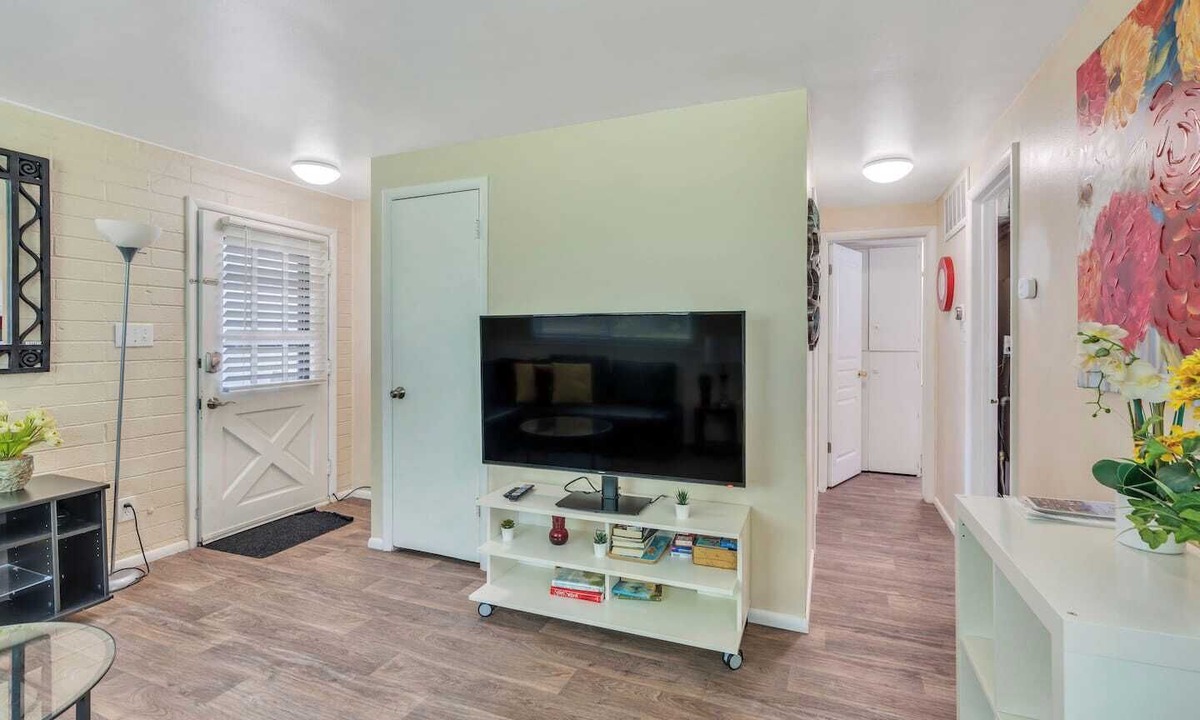Lower Avenues Apartment | Fully furnished and equipped 30+ day rental near hospitals and University of Utah. Ideal for Traveling Nurses, internships, students, extended medical care or relocation. Washer and dryer. Free parking. Queen bed.