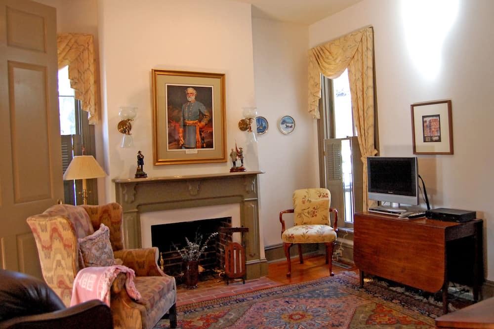 Photo of Livingroom in Historic District