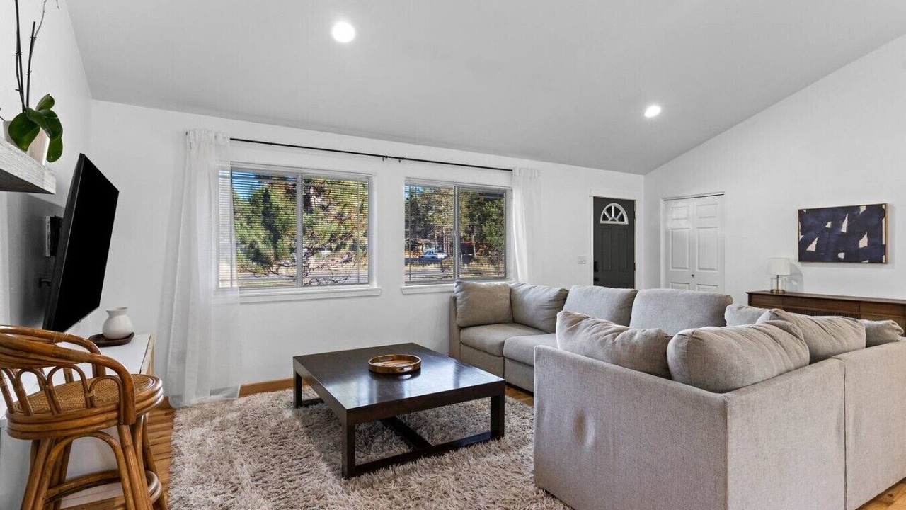Photo of Livingroom in Oregon Water Wonderland