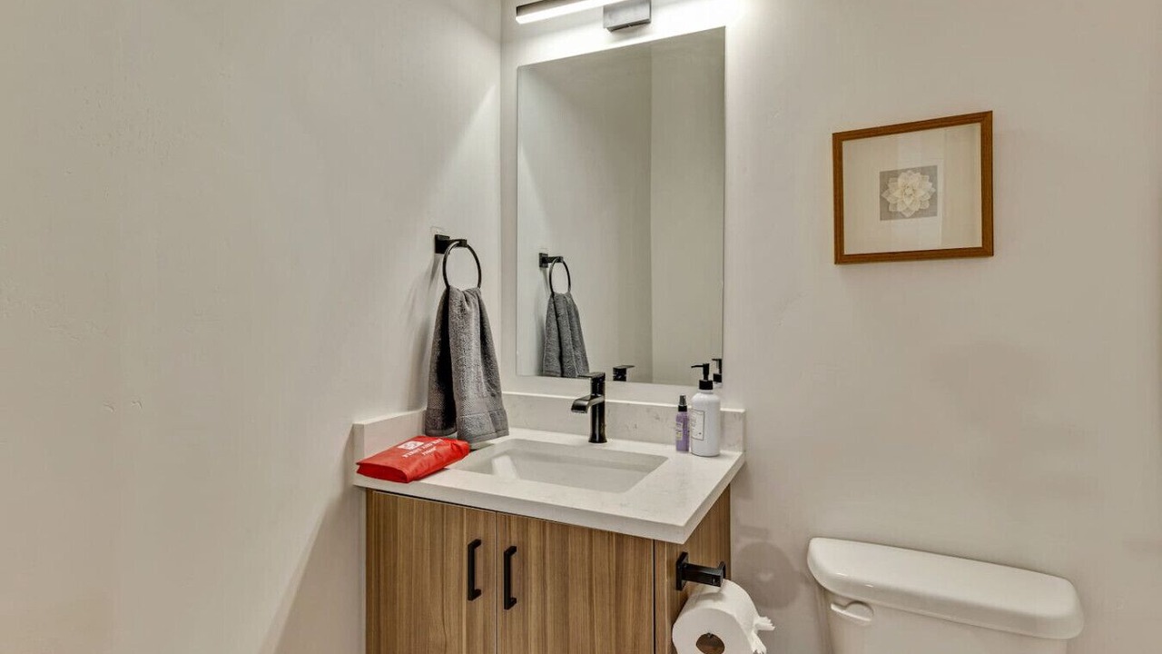 Photo of Bathroom in People's Freeway