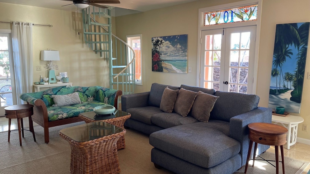 Photo of Livingroom in Historic Lahaina Front Street