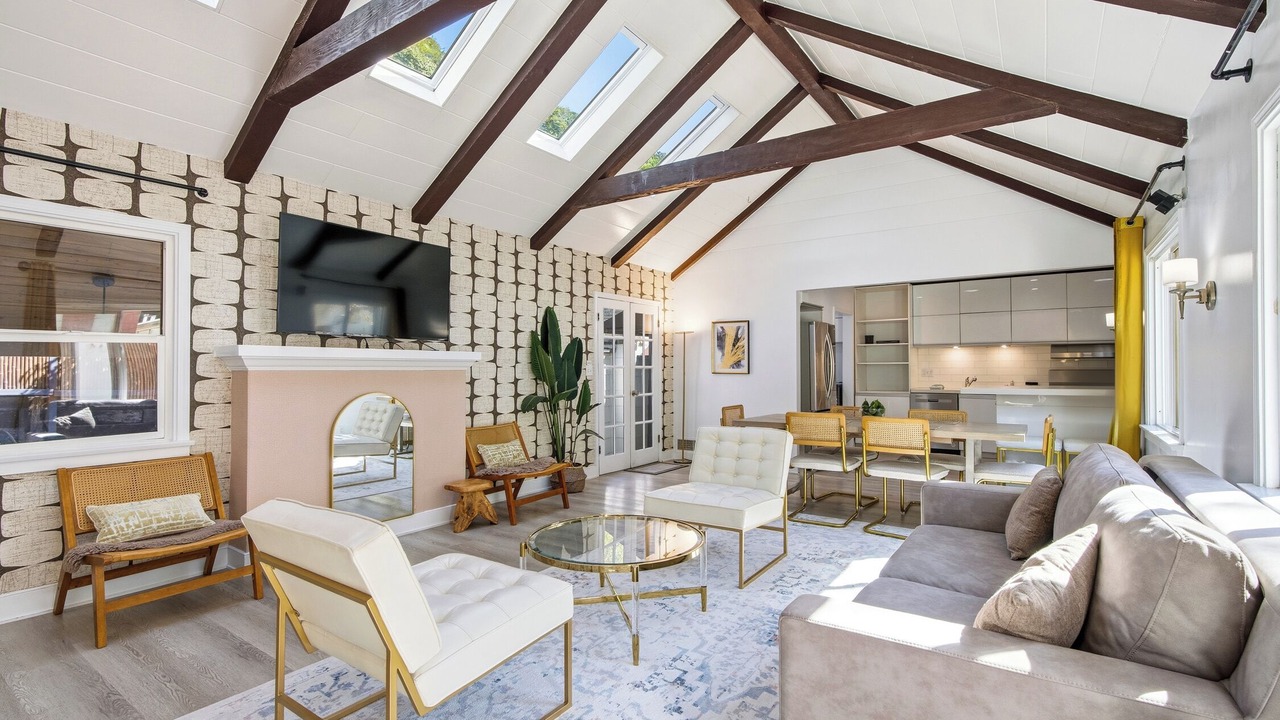 Photo of Livingroom in Beverly Glen