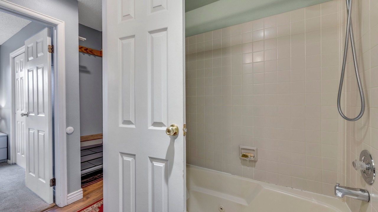 Photo of Bathroom in Four O'Clock