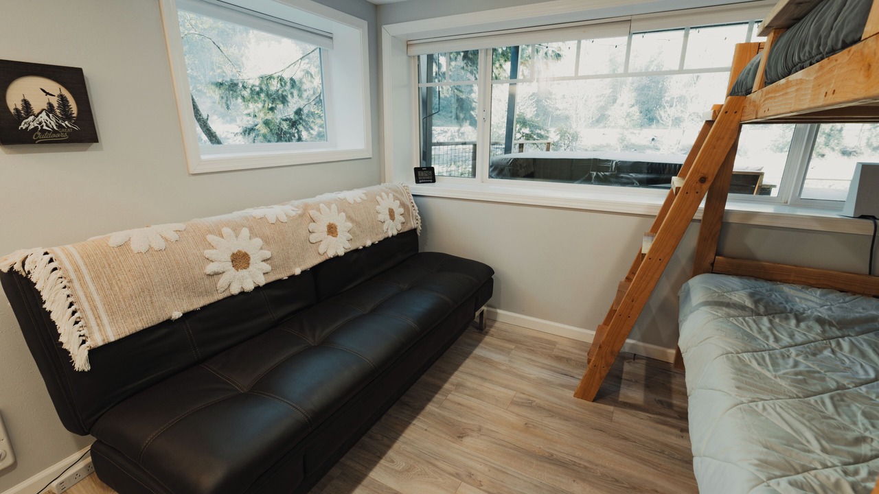 Photo of Livingroom in Gold Bar