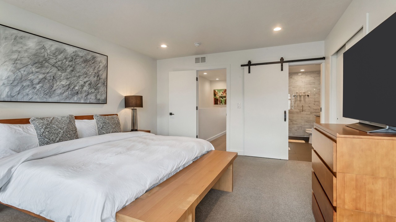 Photo of Bedroom in People's Freeway