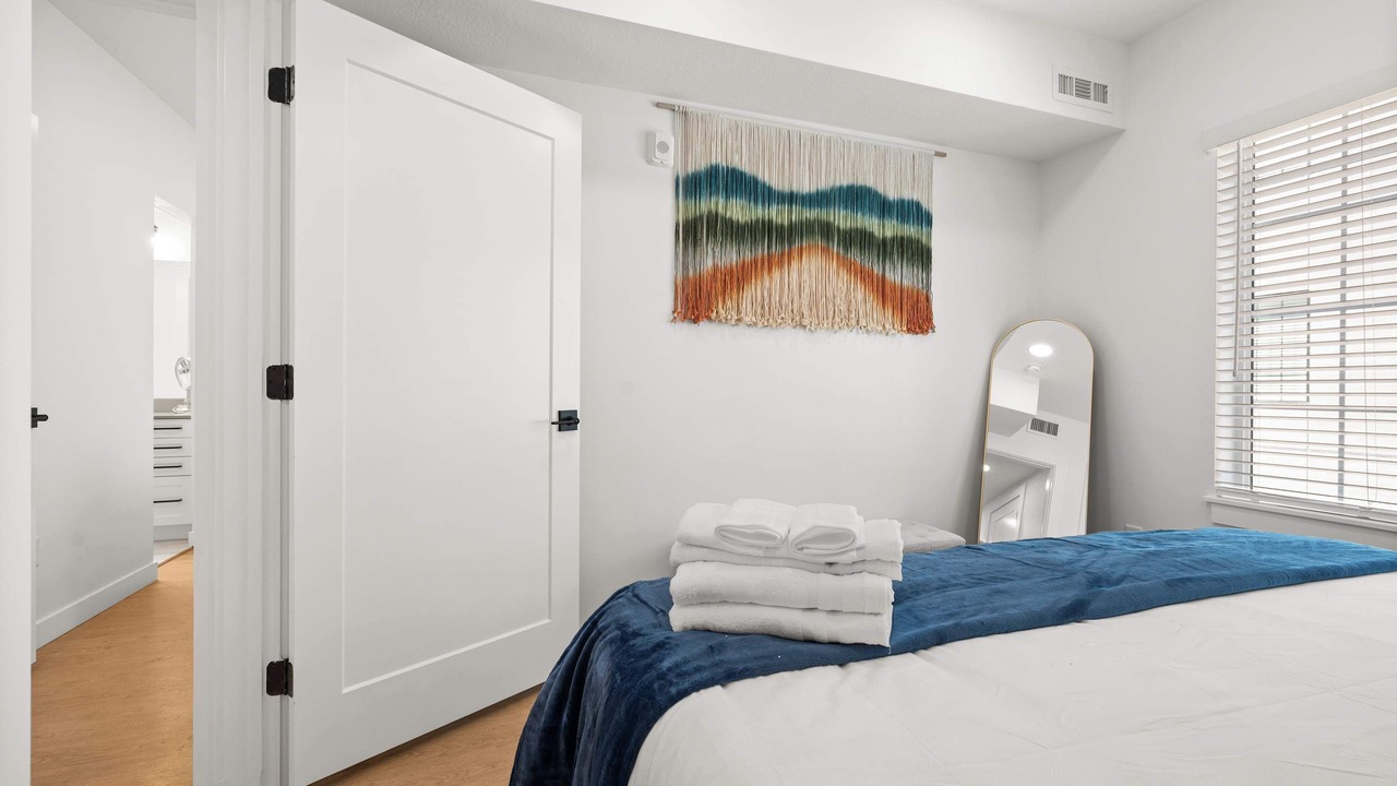 Photo of Bedroom in People's Freeway