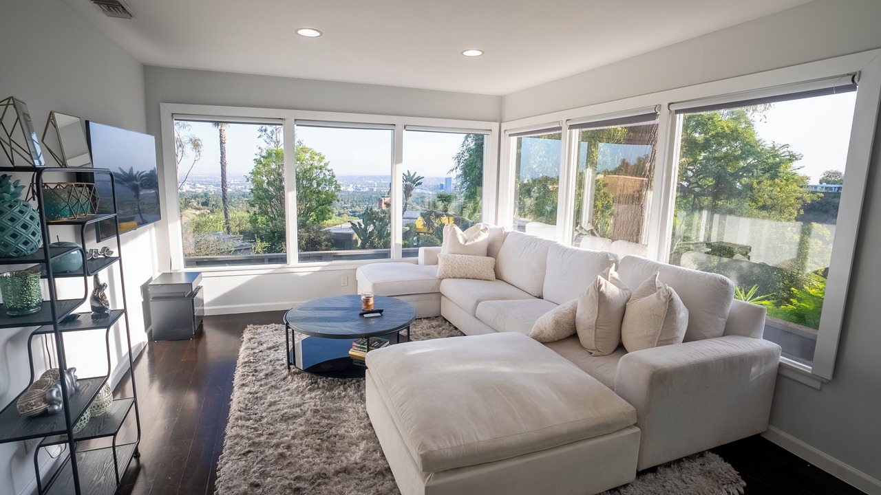 Photo of Livingroom in Beverly Glen