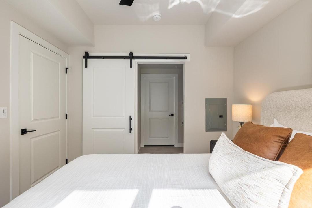 Photo of Bedroom in People's Freeway