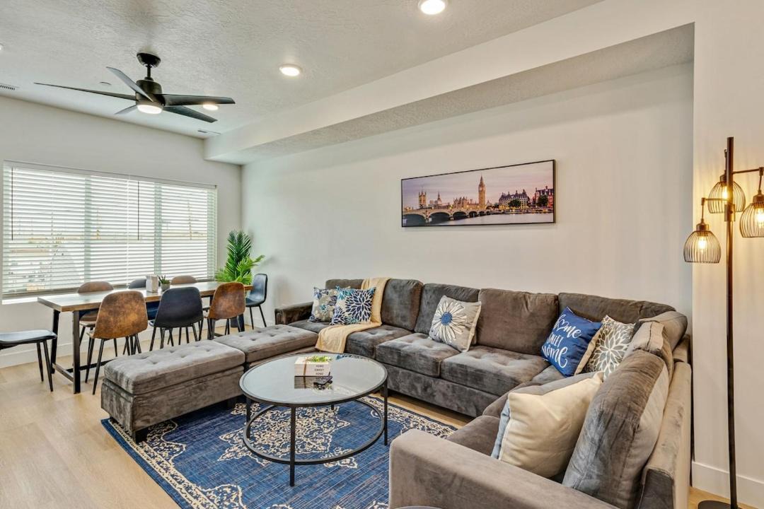 Photo of Livingroom in People's Freeway
