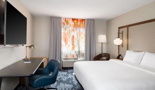 King Room with Roll-in Shower - Mobility and Hearing Accessible