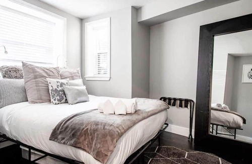 Truxton Circle Apartment | Centrally-Located Well-Decorated Solar-Powered!