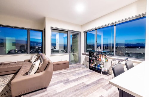 Downtown Apartment | Penthouse Retreat with Rooftop Pool – Explore Silver Spring & Washington D.C.