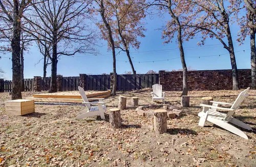 Gentry Cabin | Cozy Studio Retreat with Scenic 5-Acre Views, Near City Lake & Cherokee Casino in Gentry, Arkansas