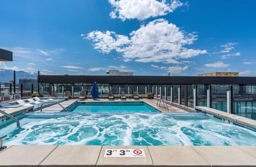 Rio Grande Apartment | City Views! Luxury King bed/gym/pool+HTub/