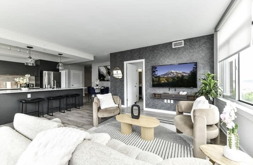 Crystal City Apartment | Scenic Rooftop 2BR Retreat with Gym & Parking