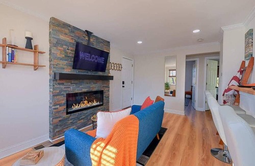 Parkville Apartment | Treehouse Suite King BR Spa bath Calm Energy