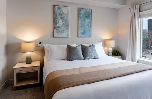 Rio Grande Apartment | Convention Ctr Lux 2BR Pool,Htub,Gym,Theatre,Pkg