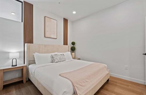 People's Freeway Apartment | Stylish SLC Getaway 2-Bed 2-Bath with Balcony