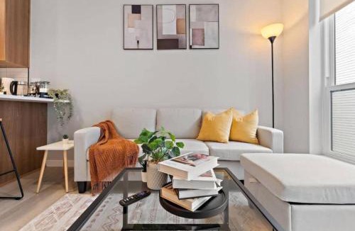 St. Anthony West Apartment | DT, UMN, Lux 2BD Gym, Rooftop, Free Street Parking