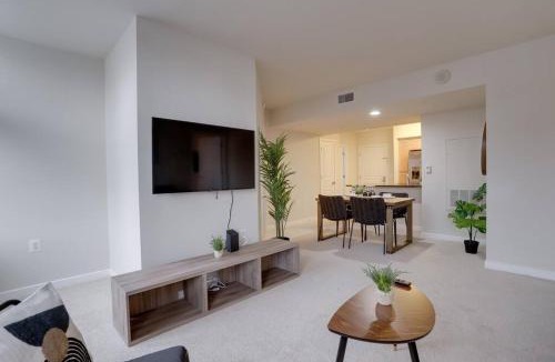 Aurora Highlands Apartment | Bright and Cozy Apartment Near Pentagon City