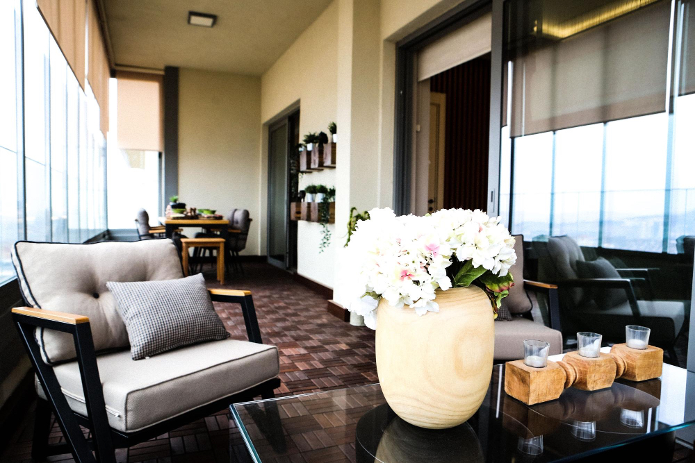 Redesigned Apartment!! Corner Balcony, Front Ocean Views. FREE Parking/Pool/Gym