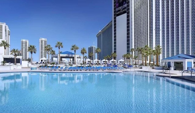Tennis Courts & Outdoor Hot Tub Apt Near Strip