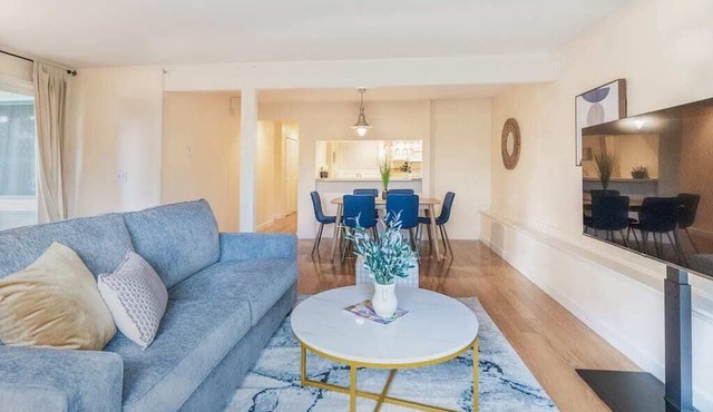 Spacious 2B2B Condo near downtown & Microsoft